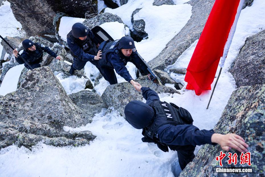 “積雪沒過小腿”新疆阿勒泰民警踏雪巡邊