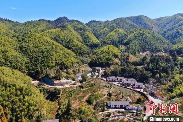 航拍江西井岡山市神山村，青山環(huán)繞，風(fēng)景秀美?！⒘?攝