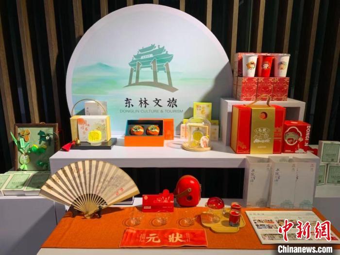 發(fā)展論壇現(xiàn)場(chǎng)展出的無(wú)錫城市文創(chuàng)作品?！O權(quán) 攝