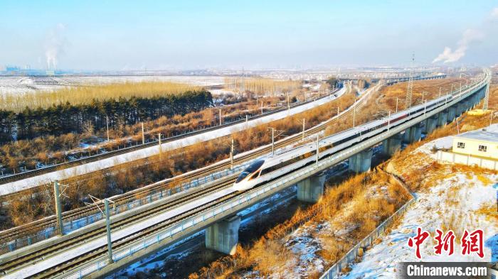 動(dòng)車組列車在運(yùn)行中。　哈鐵提供