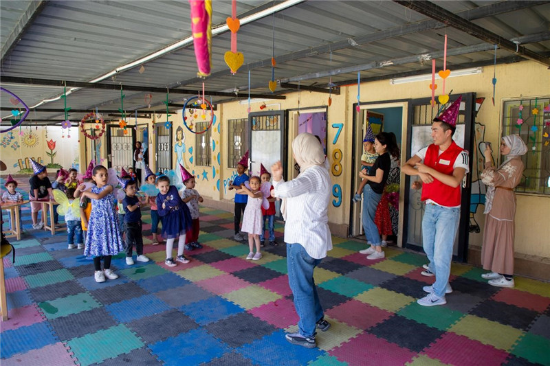 圖為中埃青年志愿者在埃及新開羅幼兒園開展“志愿服務(wù)伴成長(zhǎng)，中埃攜手慶六一”活動(dòng)。中建埃及分公司供圖