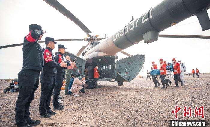 圖為阿拉善邊境管理支隊民警目送航天員登機離開?！缇?攝