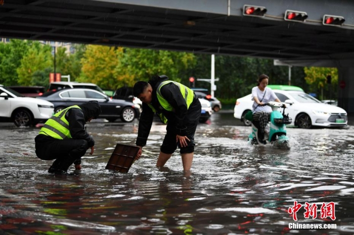 7月30日，河北省持續(xù)發(fā)布暴雨紅色預(yù)警信號(hào)。受今年第5號(hào)臺(tái)風(fēng)“杜蘇芮”殘余環(huán)流影響，7月28日以來(lái)，地處華北地區(qū)的河北省大部出現(xiàn)降雨。30日17時(shí)，該省氣象臺(tái)發(fā)布當(dāng)日第三次暴雨紅色預(yù)警信號(hào)。石家莊市城區(qū)不少區(qū)域積水嚴(yán)重，城管、環(huán)衛(wèi)、園林、市政等部門緊急出動(dòng)，聯(lián)合疏堵保暢，筑牢防汛安全屏障。圖為石家莊裕華區(qū)城管局防汛隊(duì)員對(duì)沿街收水井進(jìn)行雜物清理，以保證排水暢通。翟羽佳 攝