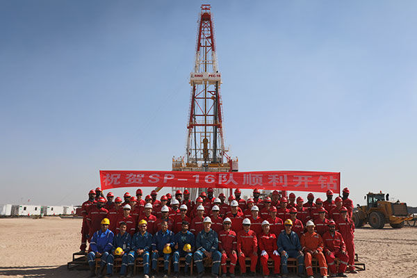 12月25日，中石化國工科威特分公司SINOPEC-16隊在科威特北部油區(qū)順利開鉆。中石化供圖