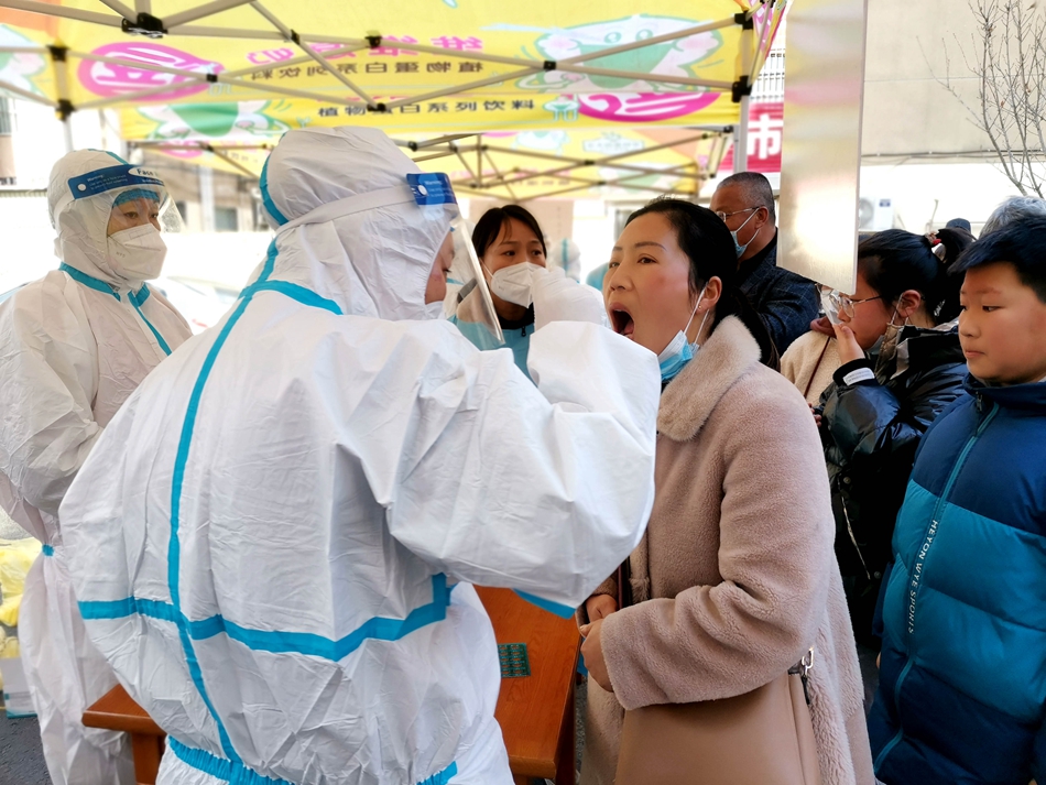 連云港贛榆區(qū)抽調(diào)近500名醫(yī)務(wù)人員開展核酸檢測。朱代桂攝