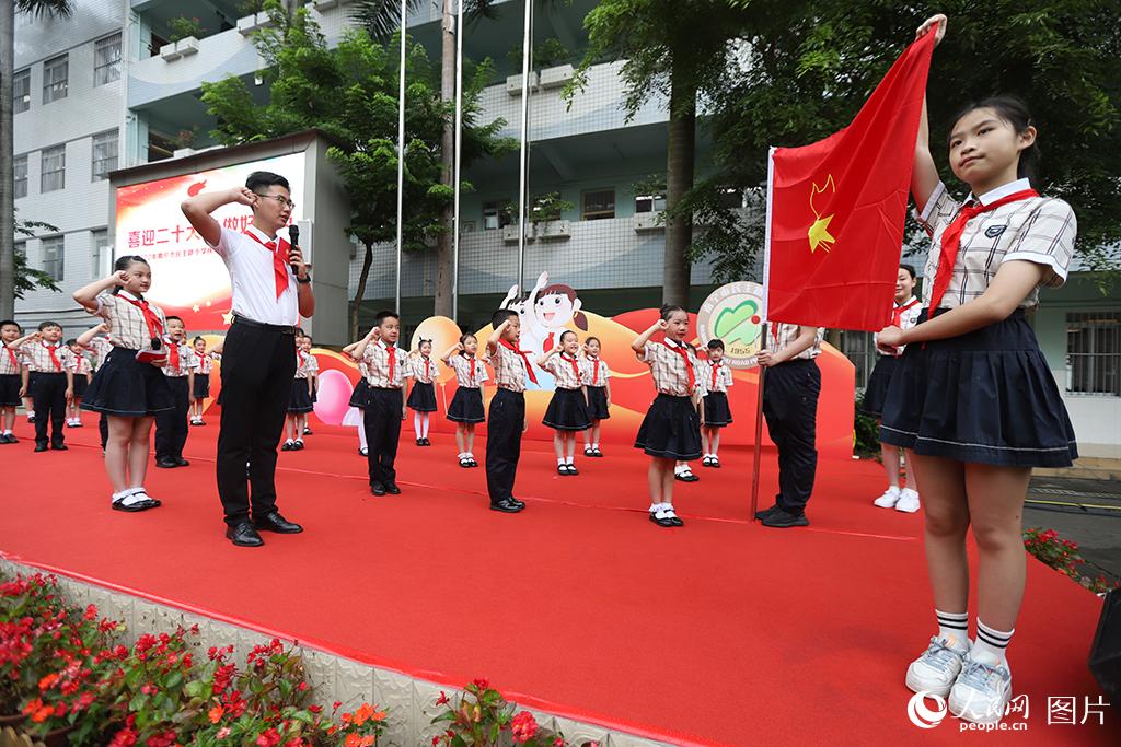 5月31日，在廣西壯族自治區(qū)南寧市民主路小學，學校大隊輔導員帶領少先隊員呼號。人民網(wǎng)記者 嚴立政攝