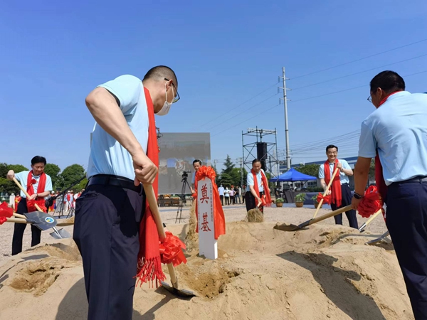 作為今年荷花節(jié)“開場秀”，理士新能源智造園區(qū)項目正式開工。人民網(wǎng) 馬曉波攝