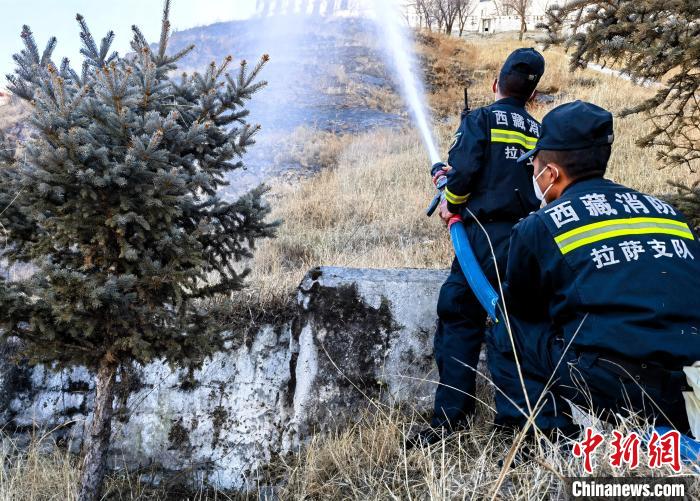 12月6日，布達(dá)拉宮消防救援大隊(duì)在布達(dá)拉宮山體林草區(qū)域開(kāi)展?jié)窕ぷ??！㈣?攝