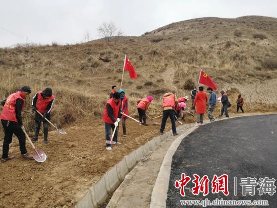 圖為尖扎干部職工生態(tài)建設(shè)和環(huán)境保護現(xiàn)場。尖宣 供圖