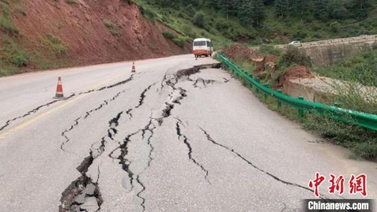 圖為發(fā)生路基下沉滑移險情的路段。果洛公路總段供圖