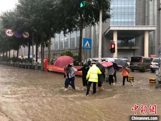 8月28日，青海省東部出現(xiàn)強降水天氣過程，其中西寧地區(qū)出現(xiàn)入汛以來雨量最大、強度最大的強降水過程。西寧交警供圖