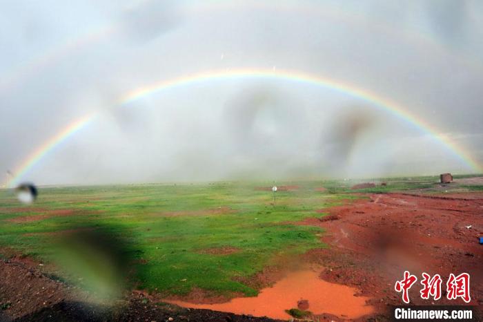 科考隊(duì)員在茲格塘錯采樣返程途中，高原風(fēng)雨彩虹送行。　<a target='_blank' ><p  align=