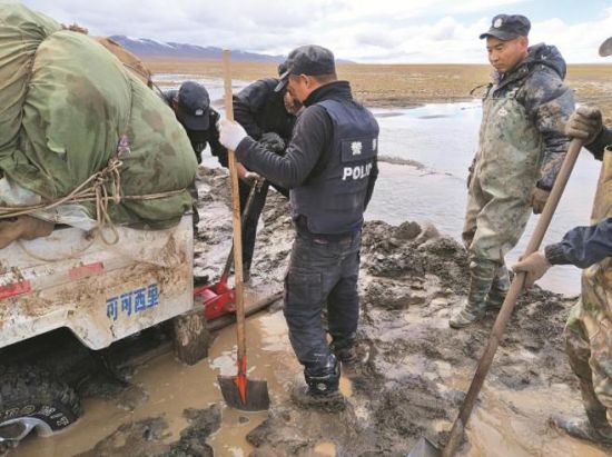 巡山途中車輛陷入泥坑。