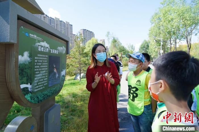 圖為小朋友在青海西寧湟水國家濕地公園內(nèi)學(xué)習(xí)濕地知識?！●R銘言 攝