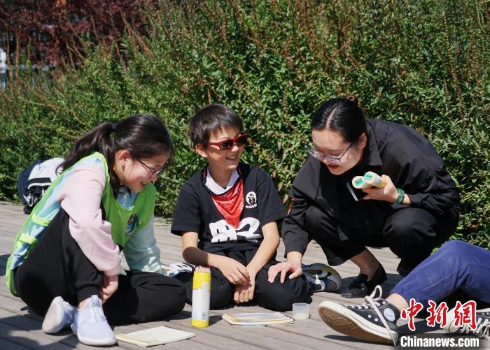 圖為小朋友在青海西寧湟水國家濕地公園內(nèi)認(rèn)識植物并進(jìn)行繪畫?！●R銘言 攝