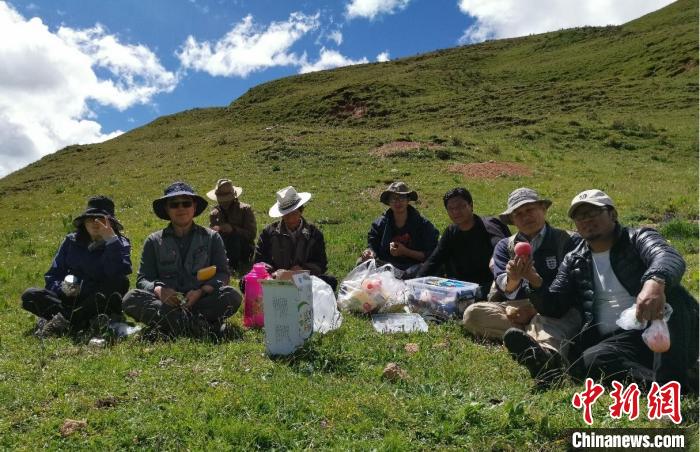 科研團(tuán)隊(duì)在熱魯盆地工作合影。　中科院青藏高原所 供圖