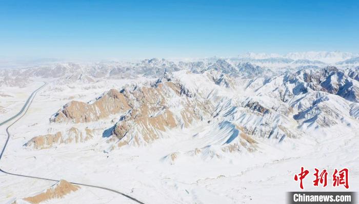 圖為無(wú)人機(jī)航拍高原雪景。　都蘭縣融媒體中心供圖