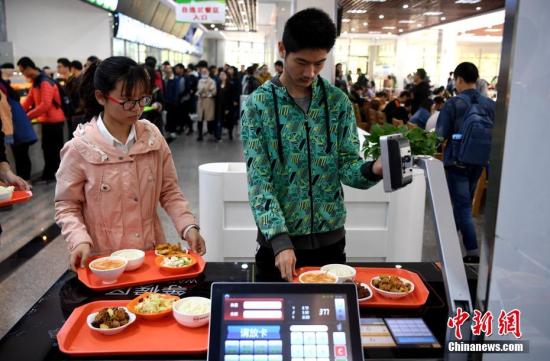 資料圖：某高校食堂學生在打飯。中新社記者 韓蘇原 攝