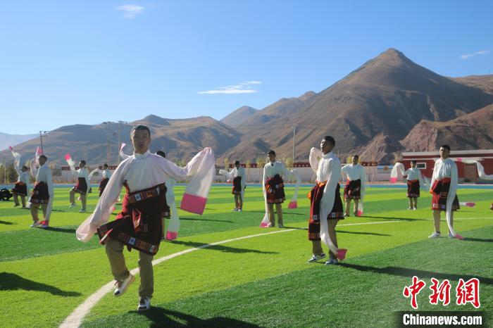 圖為青海師范大學(xué)附屬玉樹(shù)實(shí)驗(yàn)學(xué)校學(xué)生在綠茵場(chǎng)跳起囊謙古舞—卓根瑪?！〕逃?攝