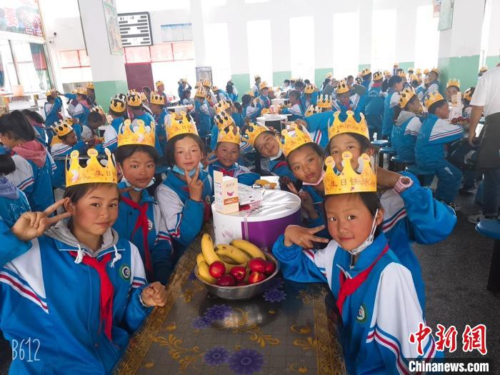 圖為加查縣安繞鎮(zhèn)小學(xué)學(xué)生集體過六一兒童節(jié)?！“怖@鎮(zhèn)小學(xué)供圖