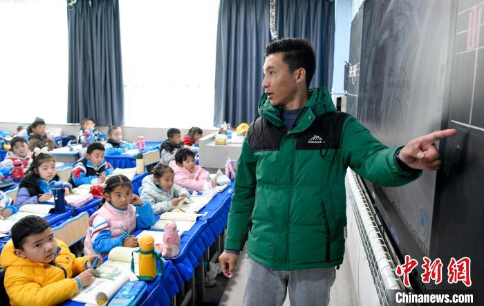 3月14日，西藏拉薩市第一小學藏語文老師拉巴次仁在課堂上。　李林 攝