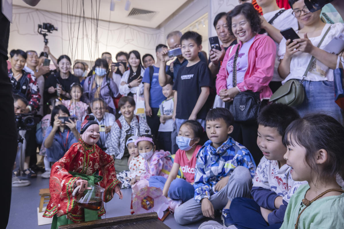 5月1日，廣州市白鵝潭大灣區(qū)藝術(shù)中心非物質(zhì)文化遺產(chǎn)館內(nèi)，精彩的梅縣提線木偶戲表演吸引了眾多游客駐足觀賞。 來源：人民圖片網(wǎng)