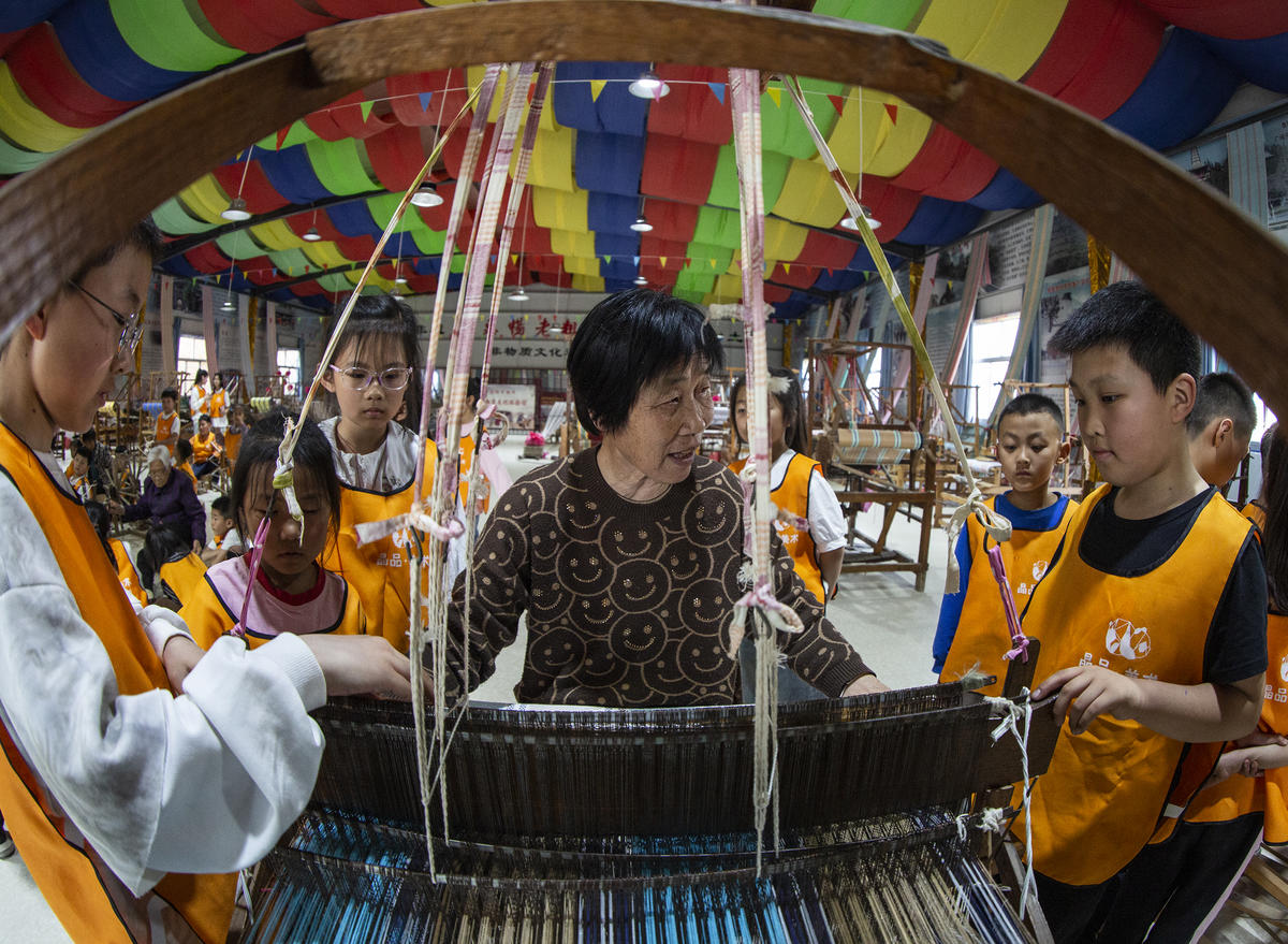 5月1日，在山西省永濟市開張鎮(zhèn)東開張村的惠暢土布文化園，土布制作技師教游客織布技藝。 來源：人民圖片網(wǎng)