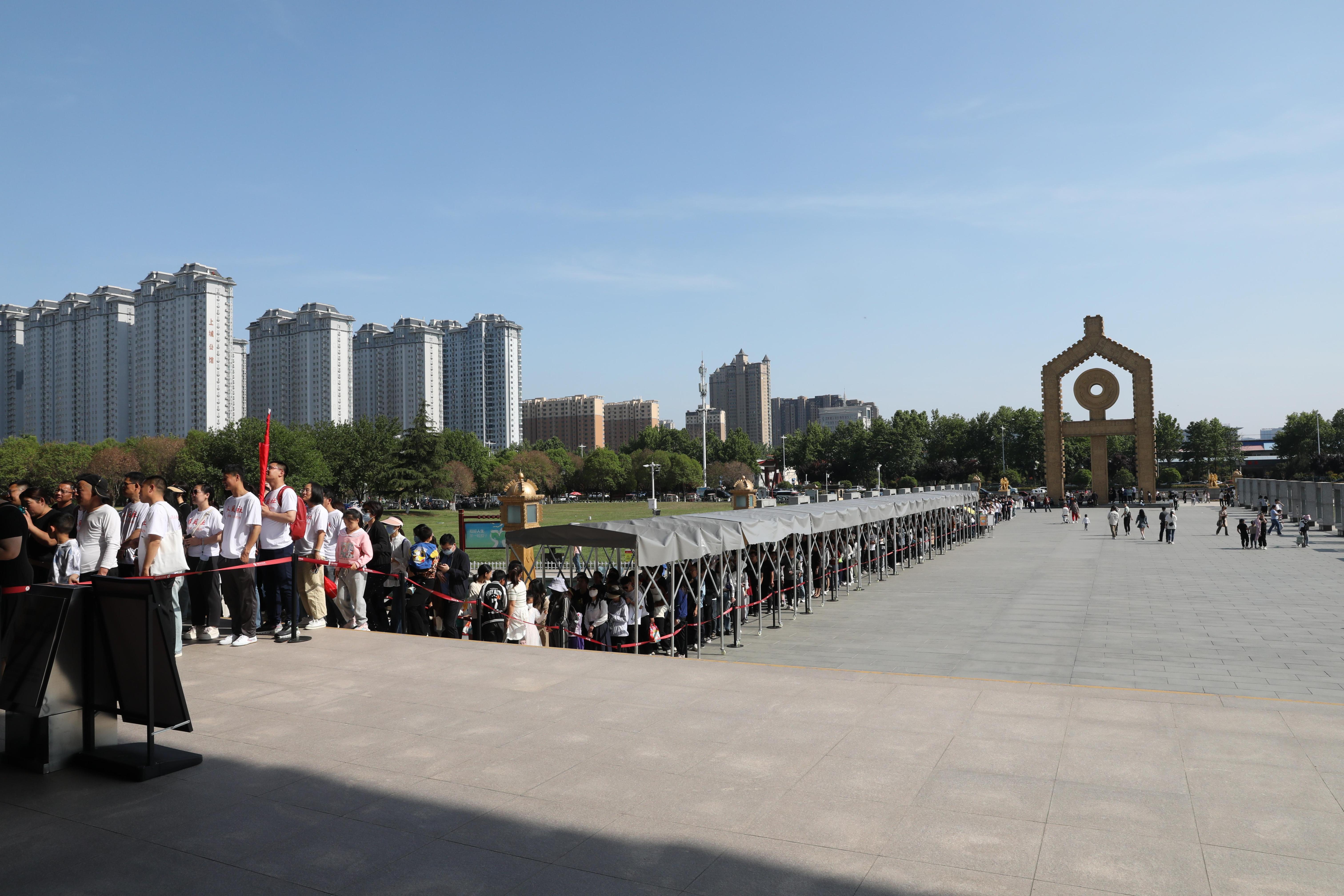 “五一”期間，中國文字博物館外游客有序排隊(duì)。中國文字博物館供圖