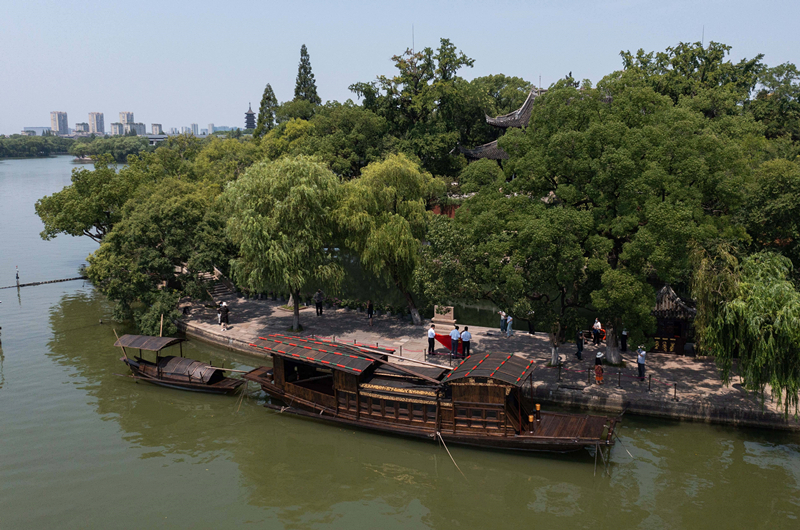 2022年7月27日，南湖紅船停靠在浙江省嘉興市南湖旅游區(qū)的湖心島旁。