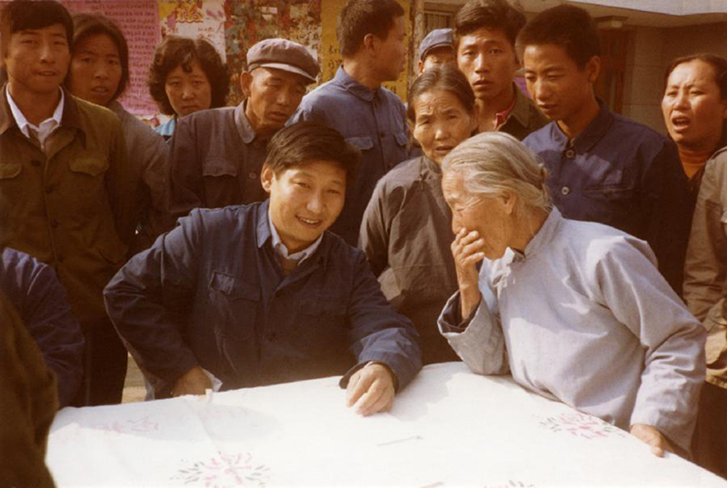 1983年，時任河北正定縣委書記的習(xí)近平（前排居中），臨時在大街上擺桌子聽取老百姓意見。