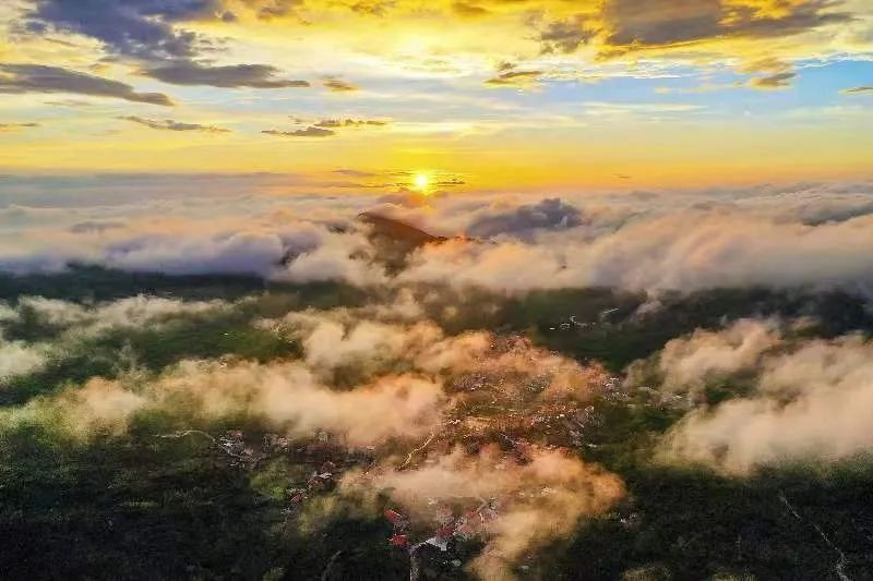 圖為云霧繚繞的軍營村，群山盡翠，紅瓦掩映。廈門市委宣傳部供圖