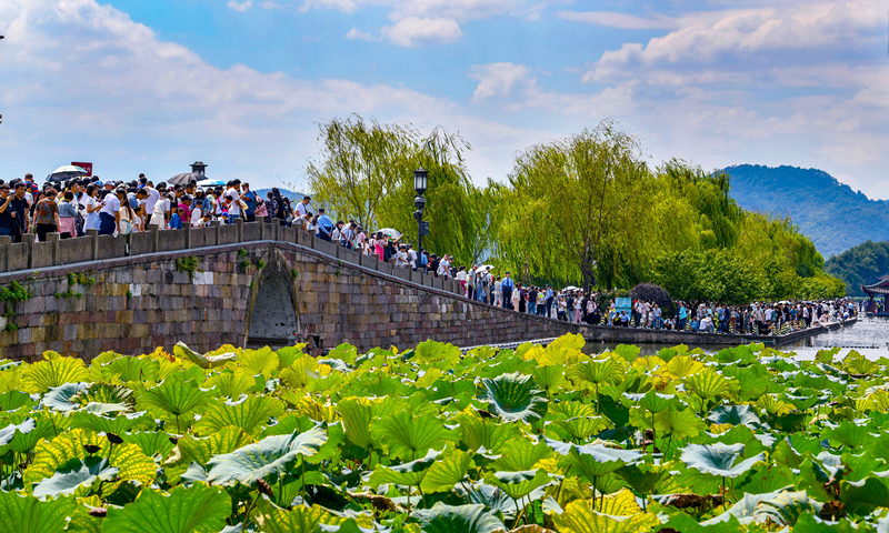 2024年10月4日，杭州西湖景區(qū)迎來(lái)國(guó)慶假期旅游高峰。