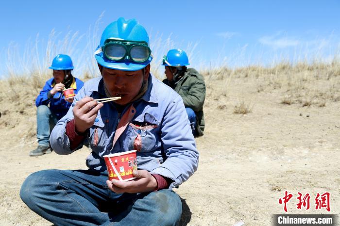 青海藏鄉(xiāng)脫貧致富見聞：“電通了，日子也富裕了”