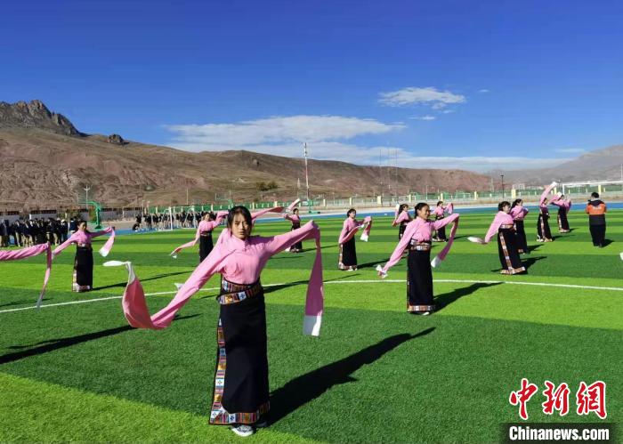 圖為青海師范大學(xué)附屬玉樹實(shí)驗(yàn)學(xué)校學(xué)生在綠茵場(chǎng)跳起囊謙古舞—卓根瑪?！“讋?攝