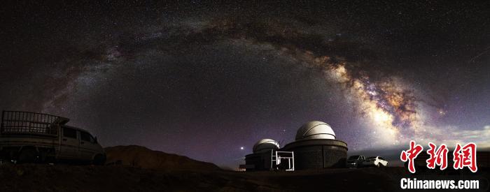 資料圖為冷湖賽什騰山天文臺址的星空。　冷湖工業(yè)園區(qū)供圖