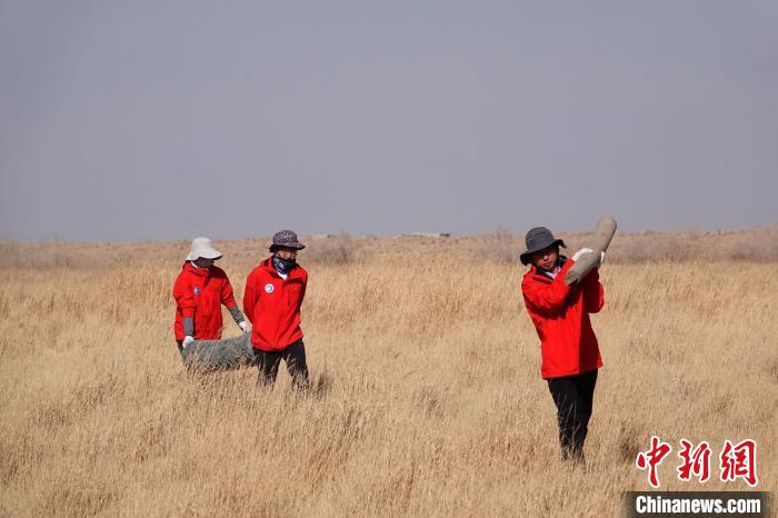 格爾木濕地站建設(shè)過(guò)程中，第二次青藏科考中科院空天院分隊(duì)隊(duì)員化身搬運(yùn)工，在高原上開展體力勞動(dòng)?！?lt;a target='_blank' href='/'><p  align=