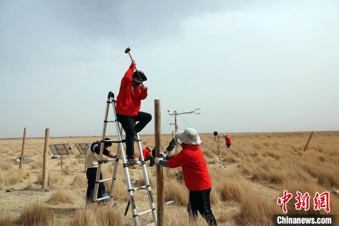 格爾木濕地站建設(shè)過(guò)程中，第二次青藏科考中科院空天院分隊(duì)隊(duì)員揮錘安裝防護(hù)欄?！?lt;a target='_blank' href='/'><p  align=