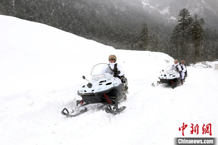 圖為雪地摩托車開(kāi)路?！⊙鸩?攝