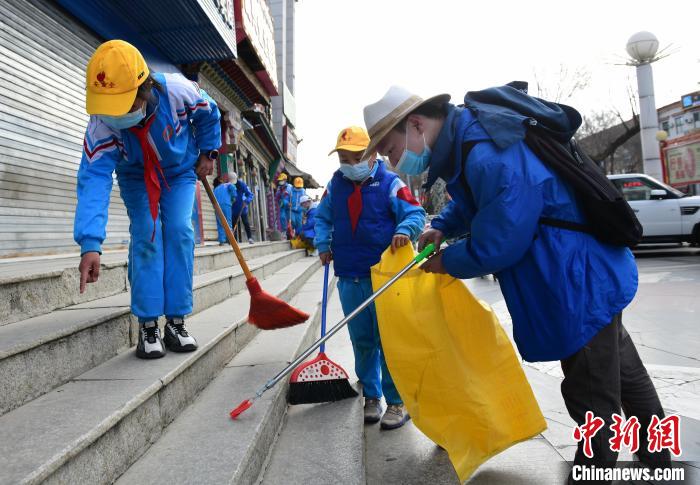 圖為拉薩市小學(xué)生打掃街道?！∝暩聛硭?攝