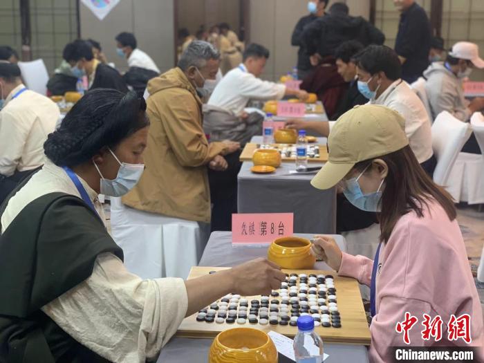 圖為參賽選手正在進(jìn)行藏棋對(duì)弈?！≈x牧 攝