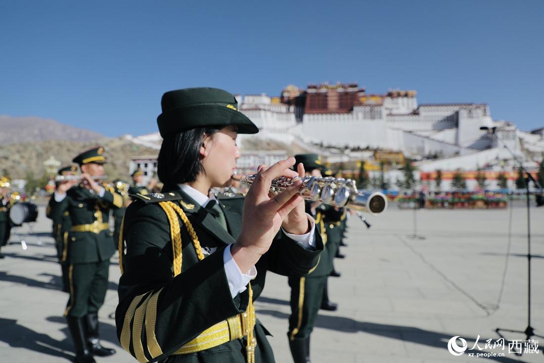 軍區(qū)文工團(tuán)奏響國歌。人民網(wǎng) 次仁羅布攝