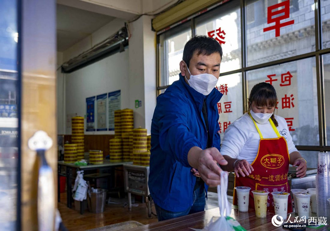 市民購買早餐。人民網(wǎng) 次仁羅布攝