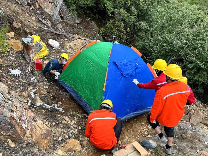 9月15日，電力施工人員正在施工點(diǎn)附近搭建暫居帳篷。白瑪多吉攝