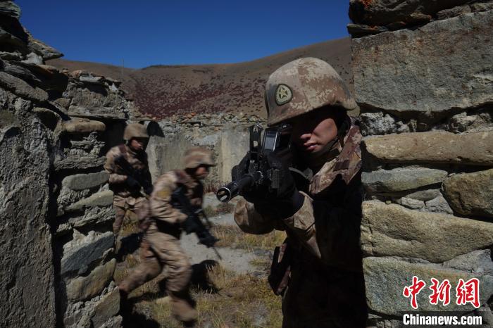 官兵正在進(jìn)行戰(zhàn)術(shù)綜合訓(xùn)練。　西藏山南軍分區(qū)某團(tuán)供圖