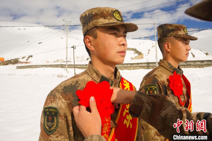 退伍老兵合照留念。　西藏山南軍分區(qū)某團供圖