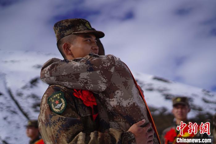 退伍老兵相擁留念。　西藏山南軍分區(qū)某團供圖