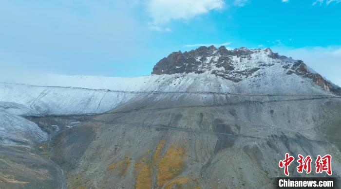 圖為邊壩縣降雪時(shí)夏貢拉山段路況?！∵厜慰h融媒體中心供圖