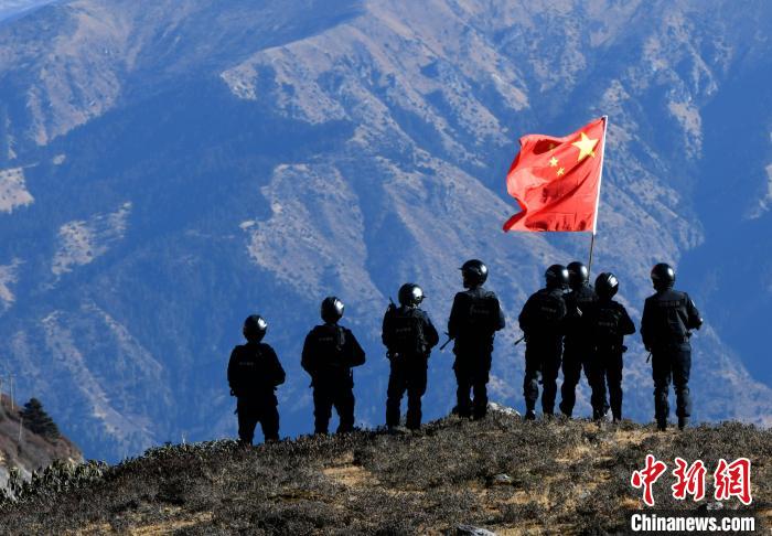 1月6日，移民警察在執(zhí)勤。　李林 攝