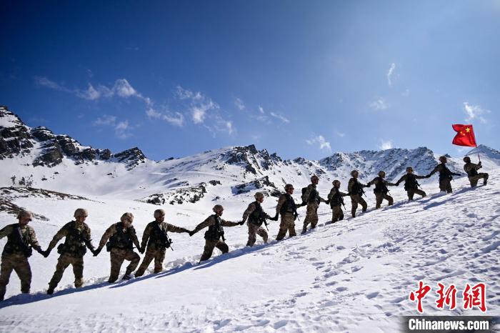 西藏軍區(qū)山南軍分區(qū)某邊防團踏雪巡邊國旗揚