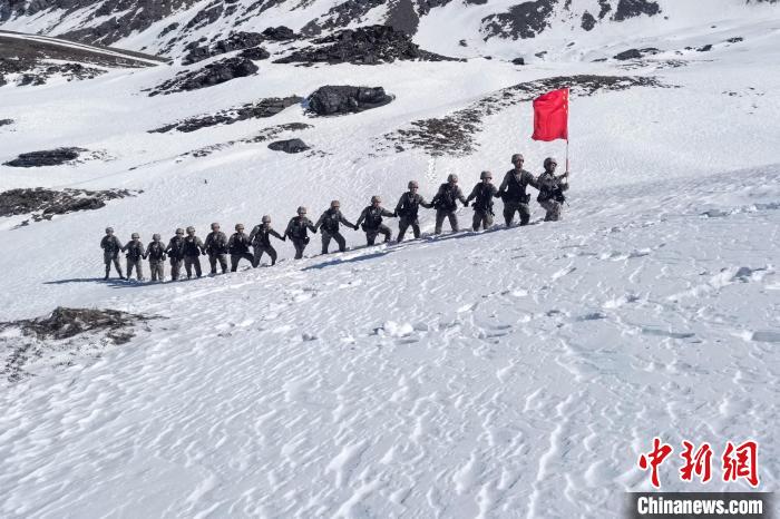 春節(jié)期間，西藏軍區(qū)山南軍分區(qū)某邊防團官兵踏雪巡邊?！〉┰鰰x美 攝